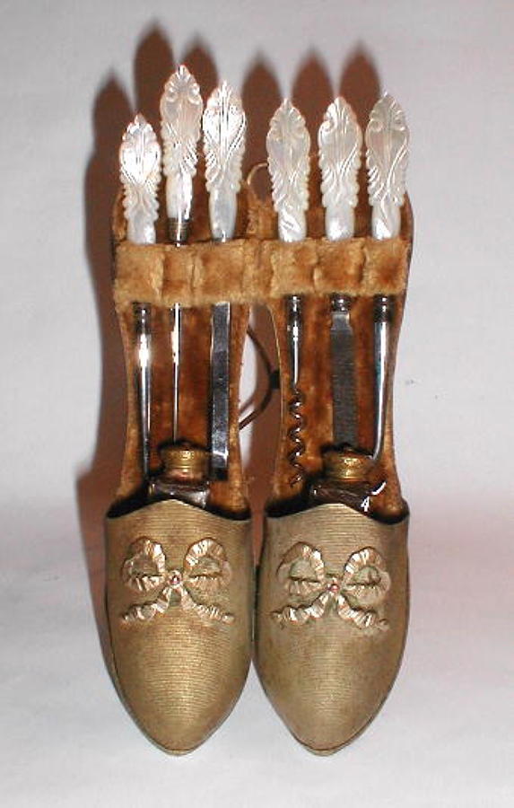 An Unusual French Perfume and Etui Set.