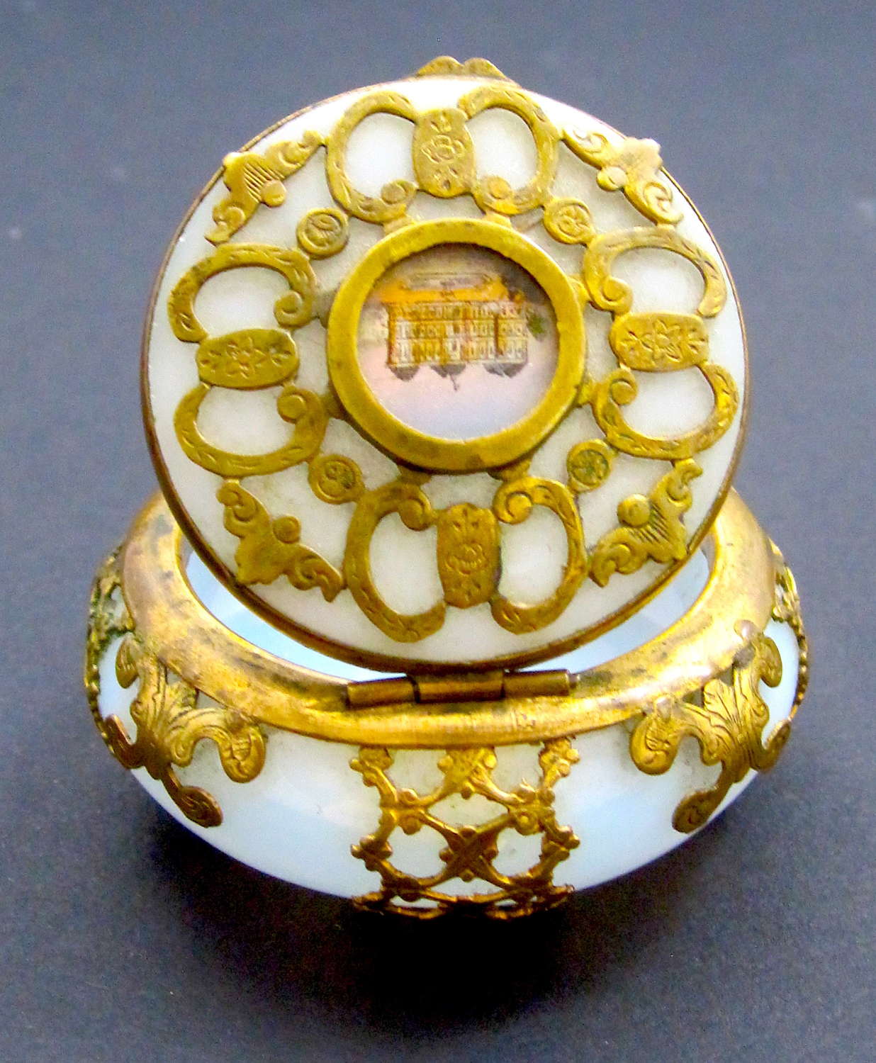 Fine Antique Palais Royal 'Bulle de Savon' Opaline Glass Pill Box