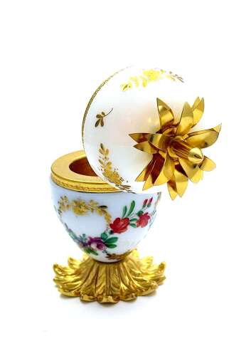 A Pretty French Bulle De Savon Opaline Egg Shaped Box Decorated with Delicate Flowers